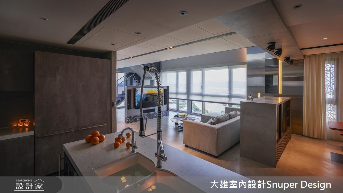 坐落於高樓層的 70 坪現代風樓中樓,設計師將挑高的空