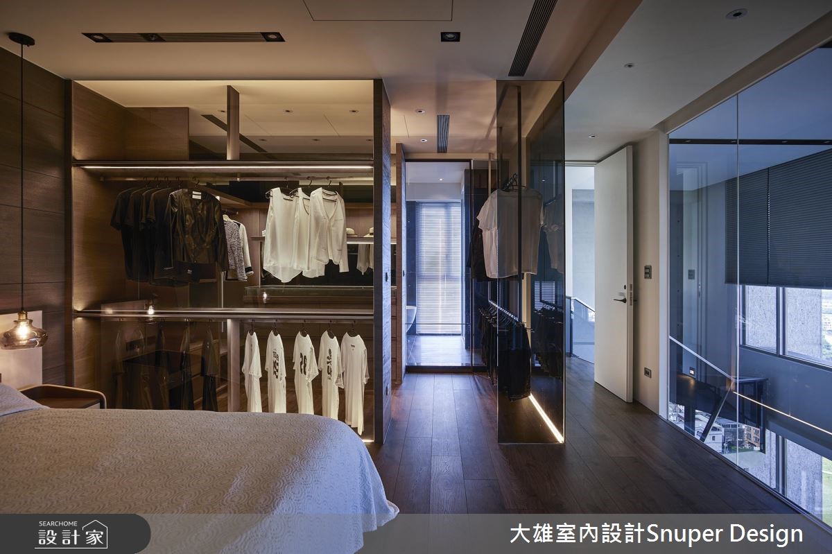 坐落於高樓層的 70 坪現代風樓中樓,設計師將挑高的空