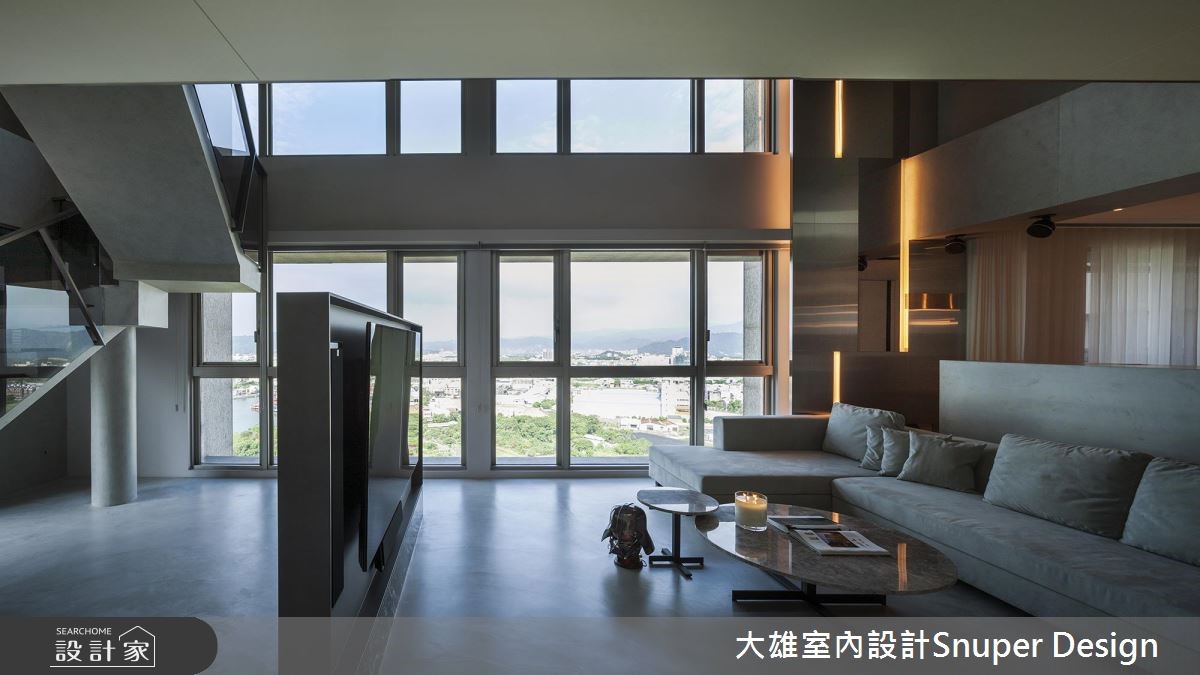 坐落於高樓層的 70 坪現代風樓中樓,設計師將挑高的空