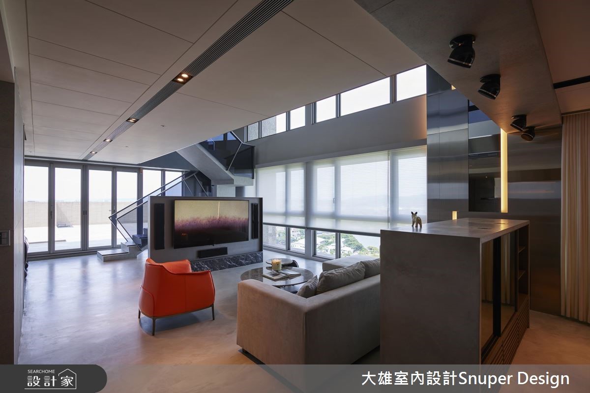 坐落於高樓層的 70 坪現代風樓中樓,設計師將挑高的空