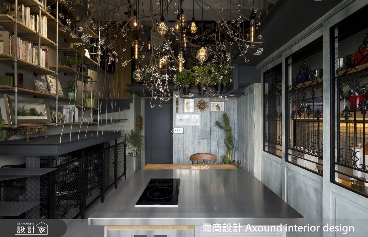 中島選用不鏽鋼做為屋主烘焙的工作檯,實用並具功能性,同時帶有工業風質感。 中島選用不鏽鋼做為屋主烘焙的工作檯,實用並具功能性,同時帶有工業風質感。