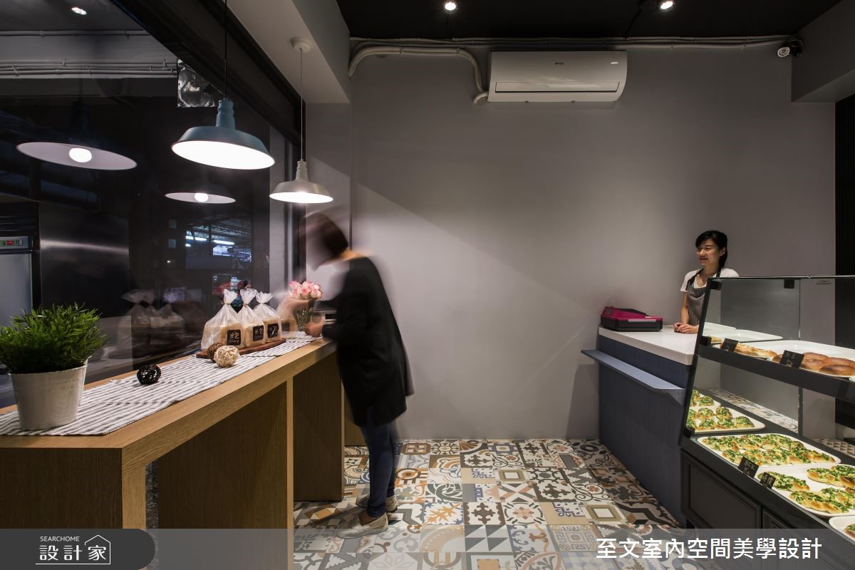 屋齡超過 40 年的老鐘錶行,將改造為年輕夫妻創業的夢