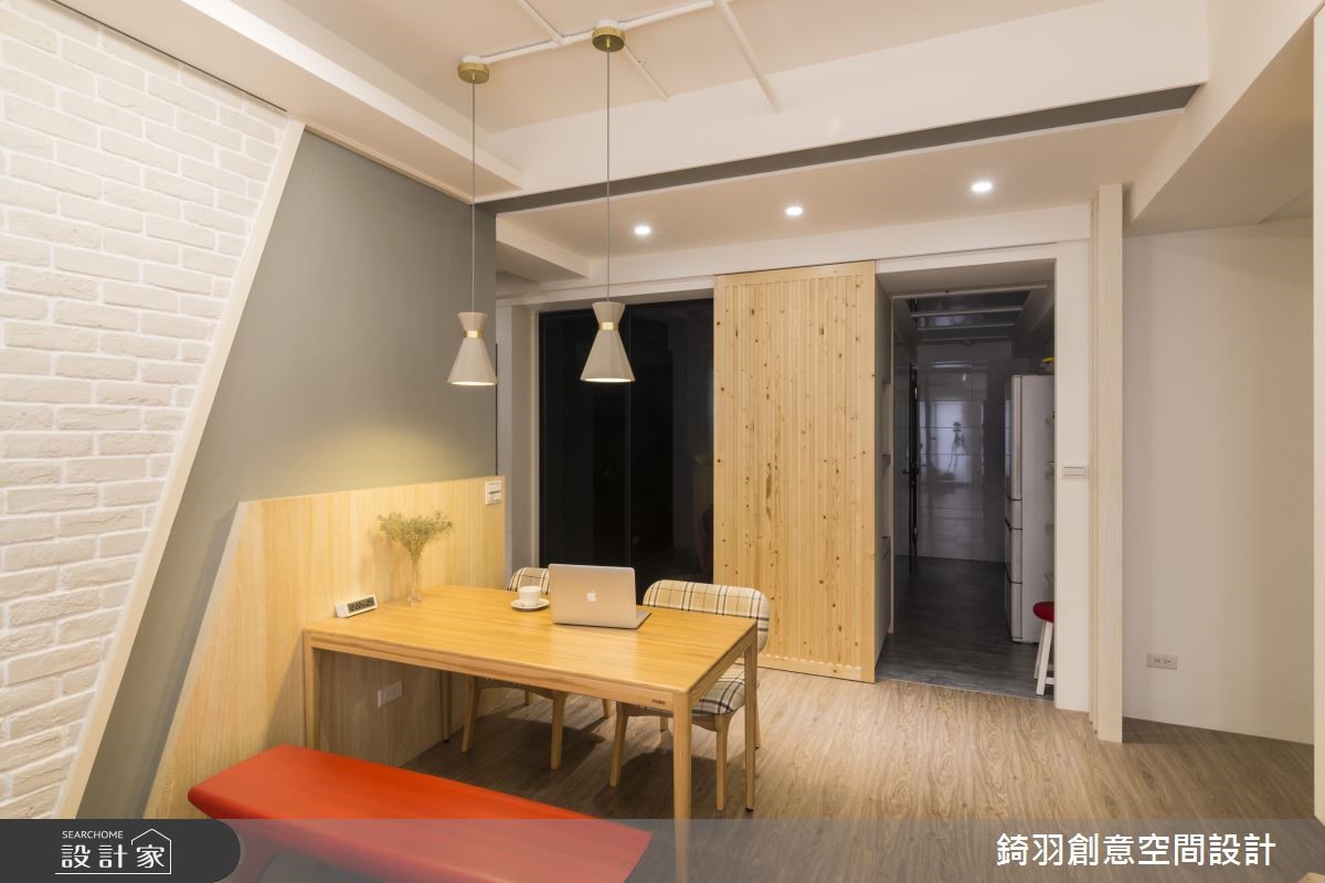 輕透日光穿越落地窗,灑落在淨白的天花板、軌道燈,以