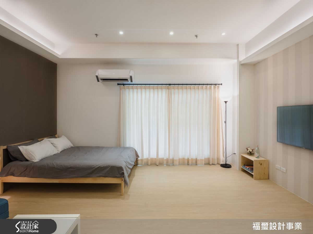 本案為10 坪的現代風小套房,設計師透過輕簡的用色,