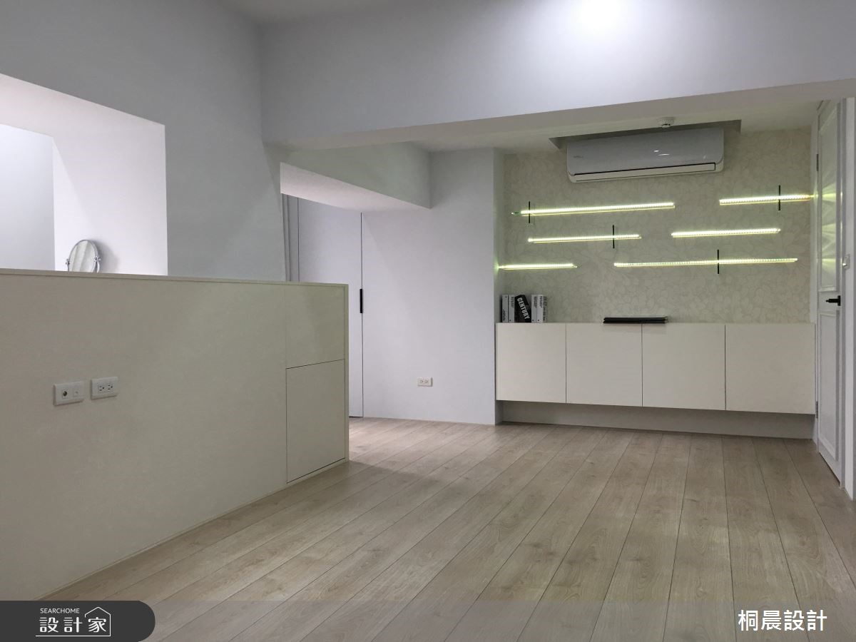 30坪中古屋,設計師採以白色作為空間基底,佐以溫潤的