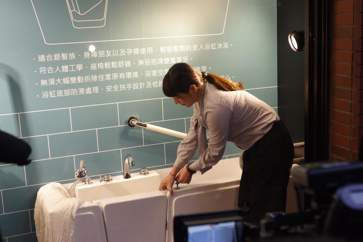因應台灣邁入老年化社會,及雙北市政府扶老專案,海廷頓替銀髮族量身訂製走入式樂活浴缸,讓長輩在家中能享受泡澡樂趣,亦可防範跌倒風險。 因應台灣邁入老年化社會,及雙北市政府扶老專案,海廷頓替銀髮族量身訂製走入式樂活浴缸,讓長輩在家中能享受泡澡樂趣,亦可防範跌倒風險。