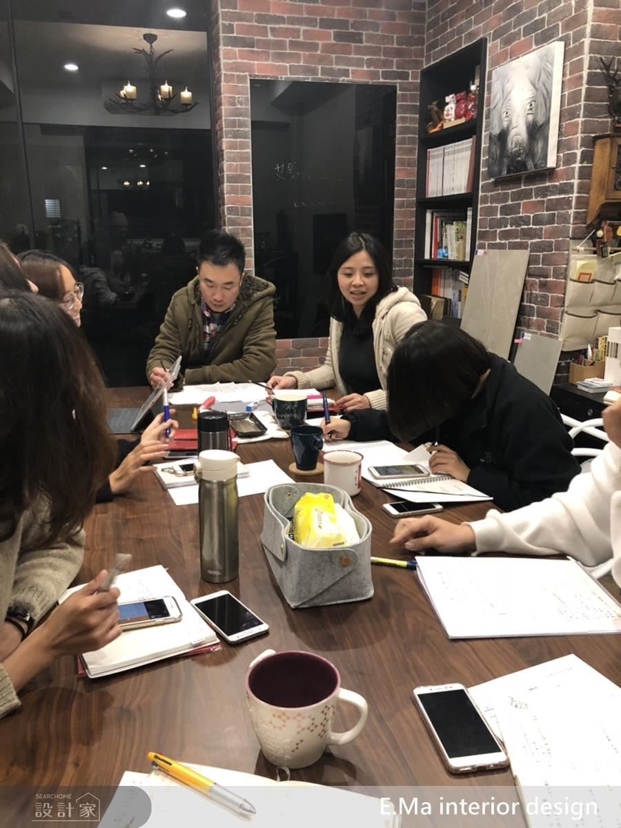 艾馬設計師群年輕專業,以十年經驗精淬品牌理念,著重