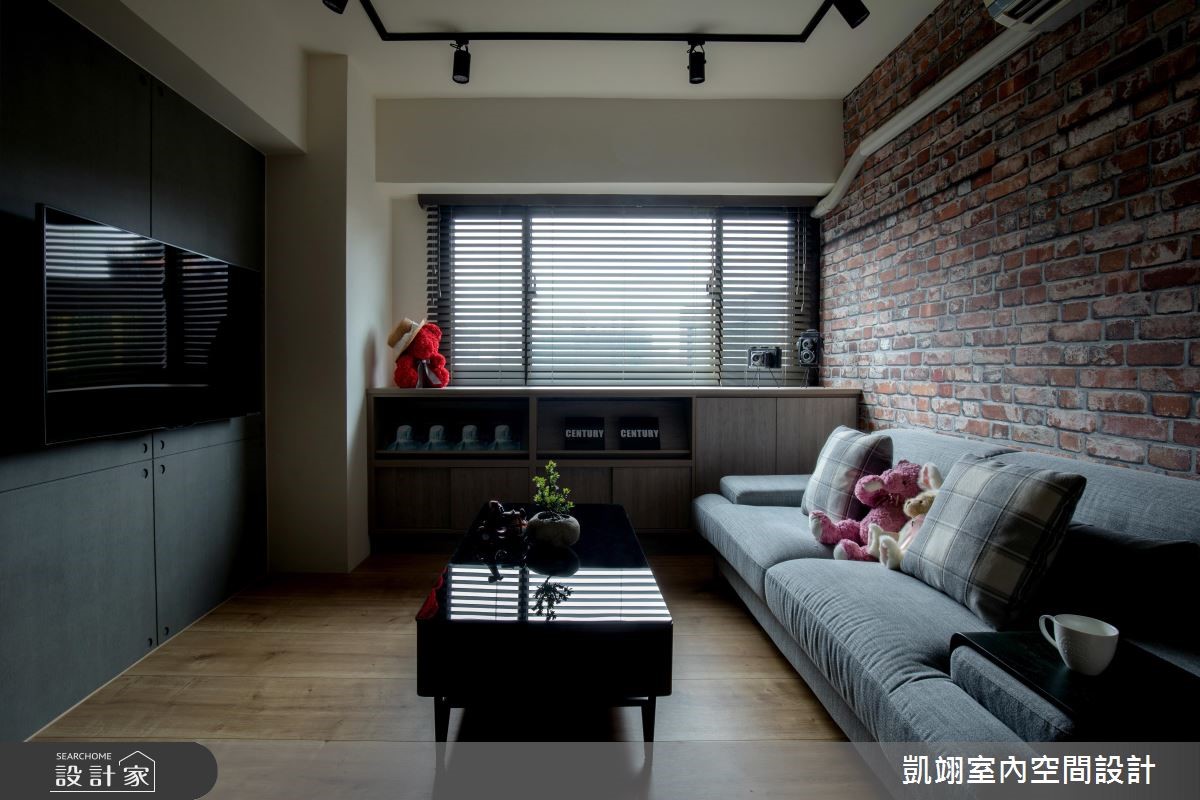 一同創業旅行社的夫妻,為了精省開銷同時兼顧事業,選