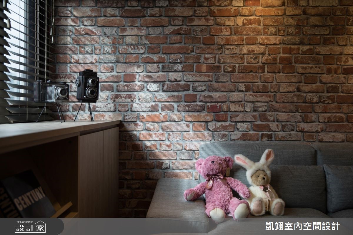 一同創業旅行社的夫妻,為了精省開銷同時兼顧事業,選