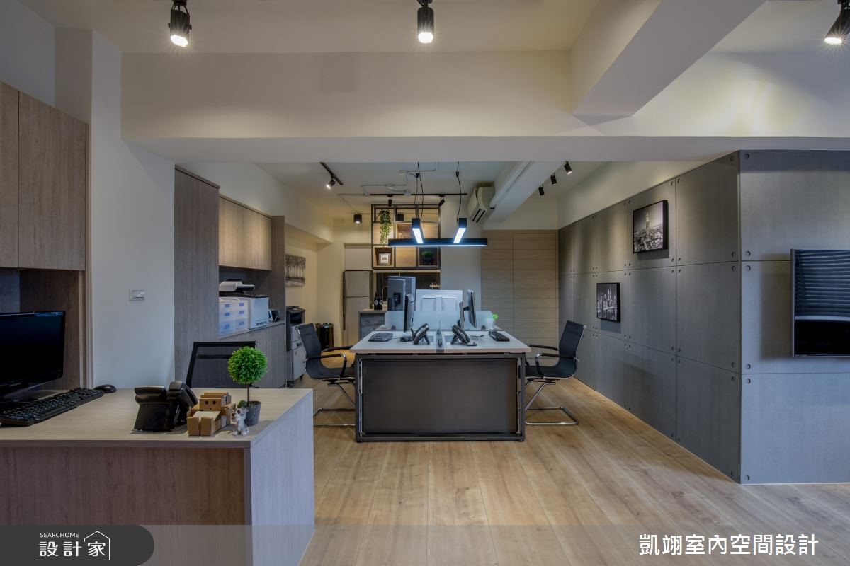 一同創業旅行社的夫妻,為了精省開銷同時兼顧事業,選