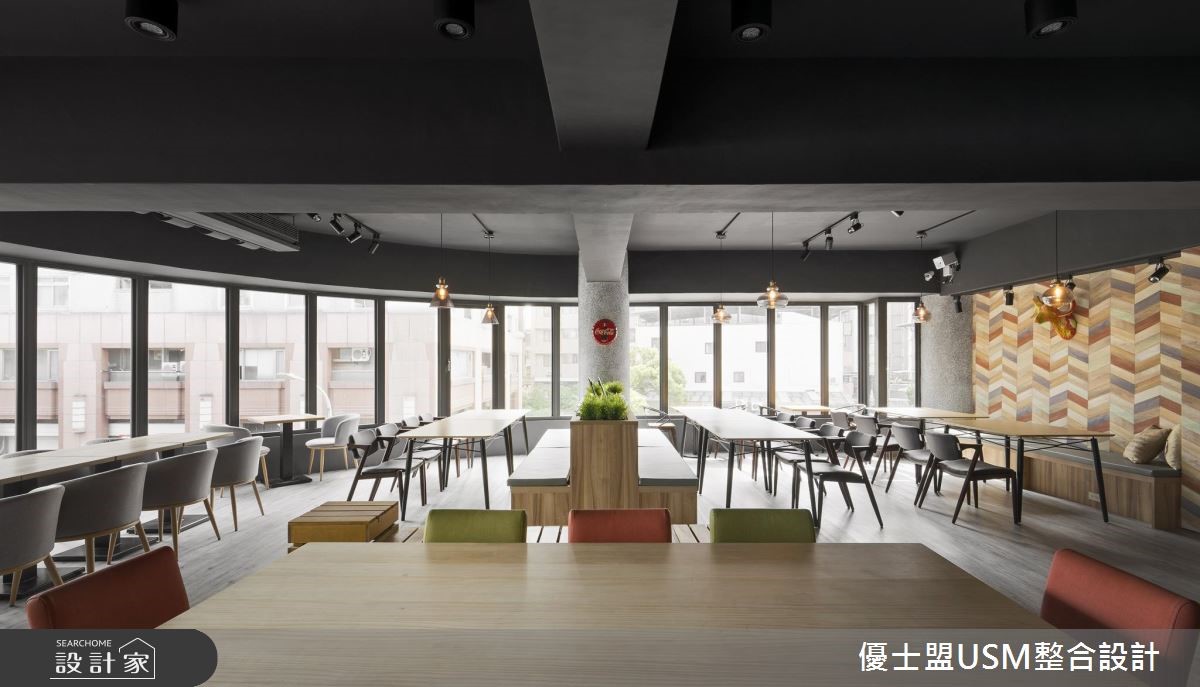 原有的老建築換上工業風的設計外衣,呈現出個性又不失