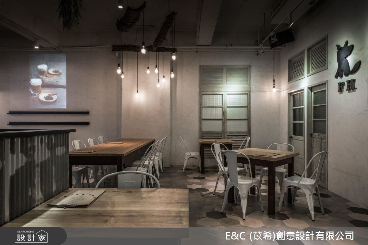 以舊木頭、鐵件為材質,創造出Loft感的空間氛圍,自然