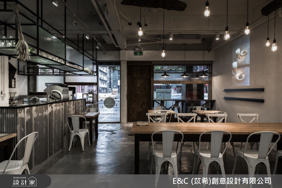 以舊木頭、鐵件為材質,創造出Loft感的空間氛圍,自然