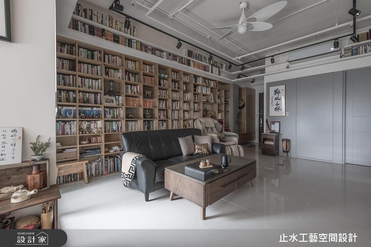 整面書牆已經不稀奇啦!作家夫妻更利用橫樑上方的局部降板打造另類書架與 CD 架,不僅保留原始天花板高度,更增加更多收納空間。>> 點此看完整圖庫 整面書牆已經不稀奇啦!作家夫妻更利用橫樑上方的局部降板打造另類書架與 CD 架,不僅保留原始天花板高度,更增加更多收納空間。>> 點此看完整圖庫