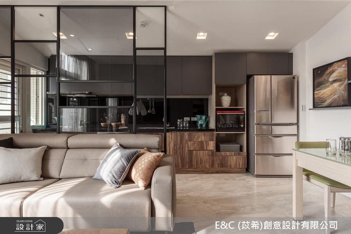 18 年的社區大樓老屋,設計師保留採光佳的優點,並重