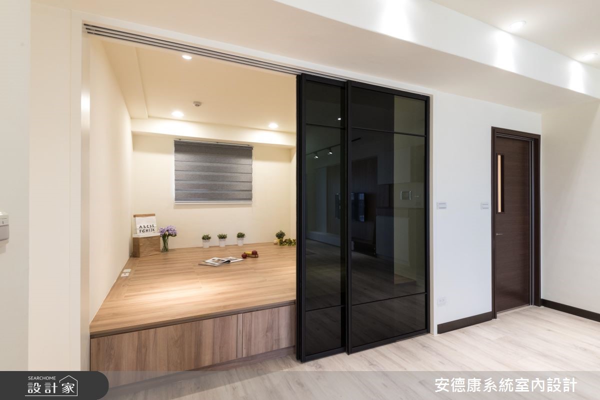 年輕的屋主夫妻由於經營寵物網拍的工作,將居住空間也