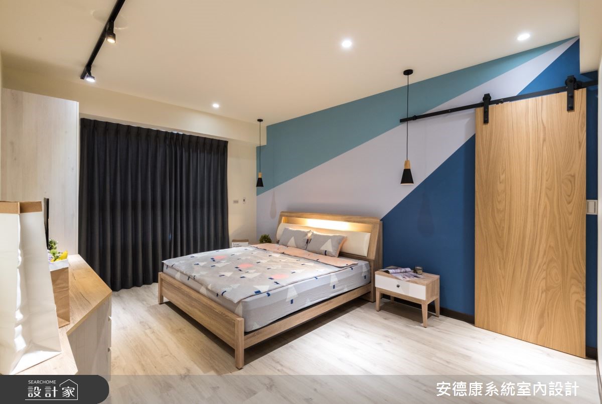 年輕的屋主夫妻由於經營寵物網拍的工作,將居住空間也