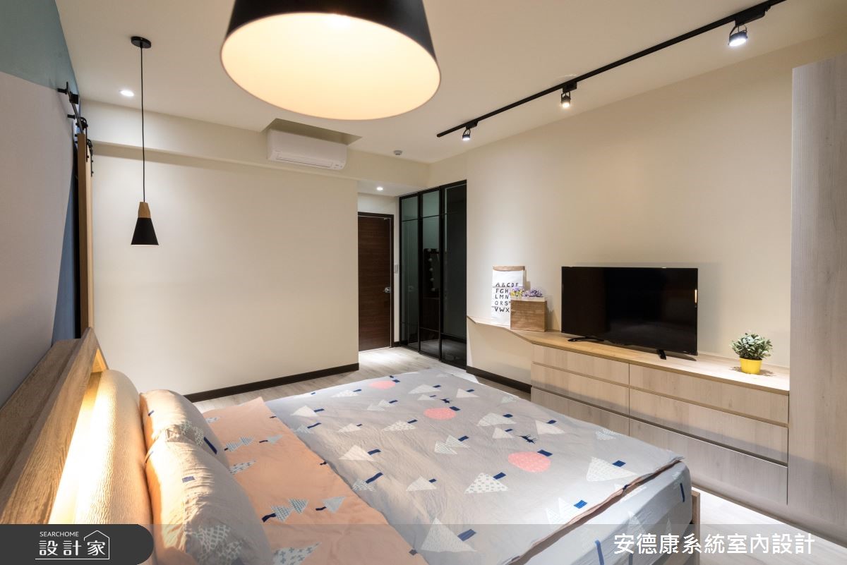 年輕的屋主夫妻由於經營寵物網拍的工作,將居住空間也