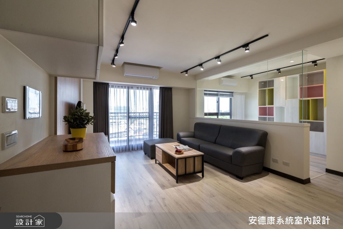年輕的屋主夫妻由於經營寵物網拍的工作,將居住空間也