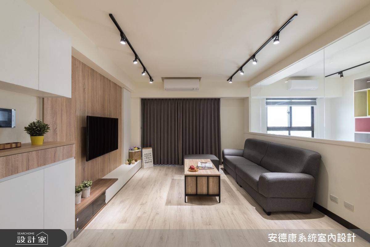 年輕的屋主夫妻由於經營寵物網拍的工作,將居住空間也