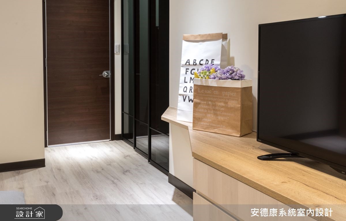年輕的屋主夫妻由於經營寵物網拍的工作,將居住空間也