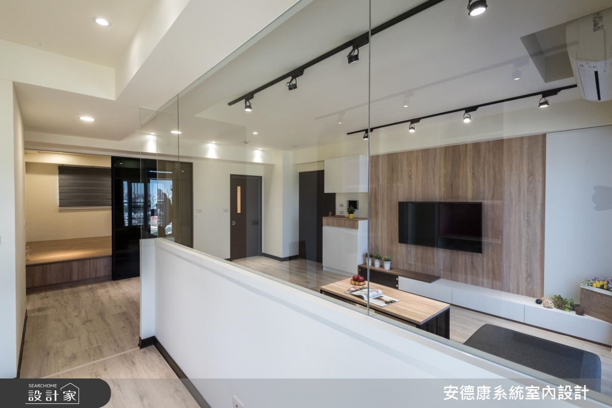 年輕的屋主夫妻由於經營寵物網拍的工作,將居住空間也