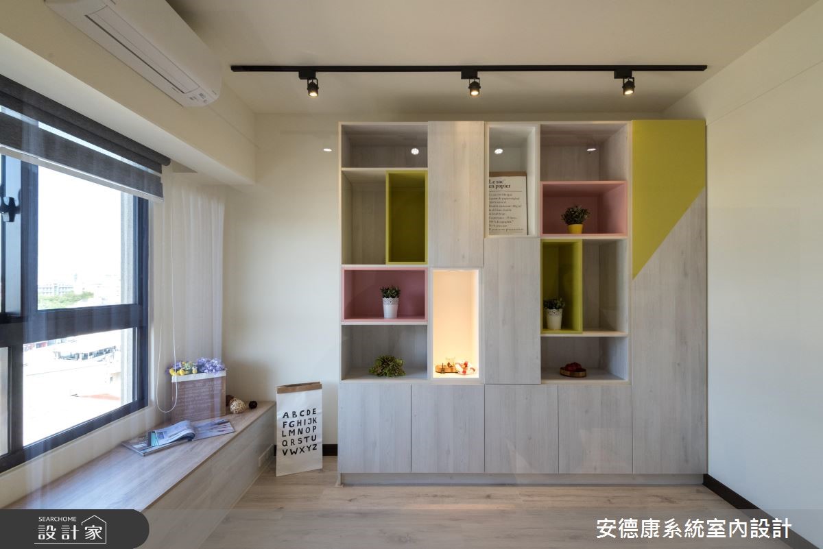 年輕的屋主夫妻由於經營寵物網拍的工作,將居住空間也
