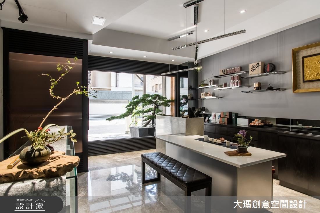 86.4坪的透天別墅,一樓作為茶行店面,規劃了茶具展示