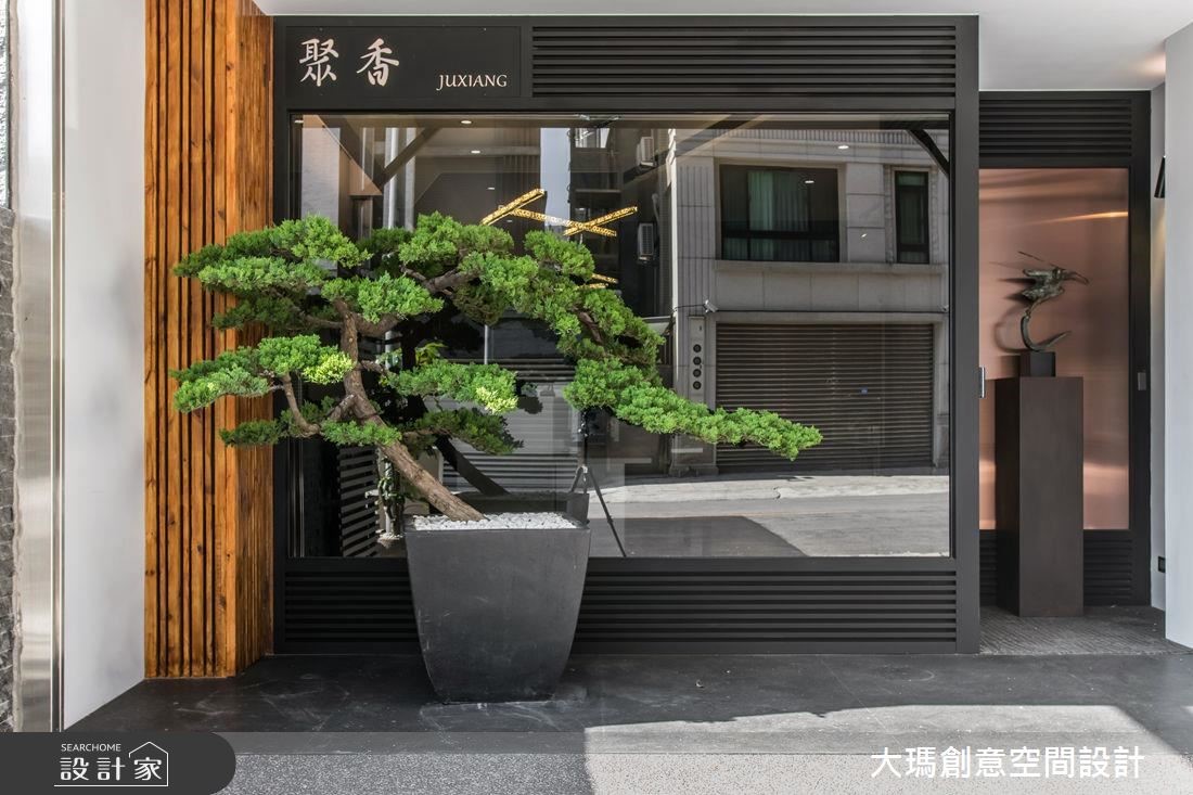 86.4坪的透天別墅,一樓作為茶行店面,規劃了茶具展示
