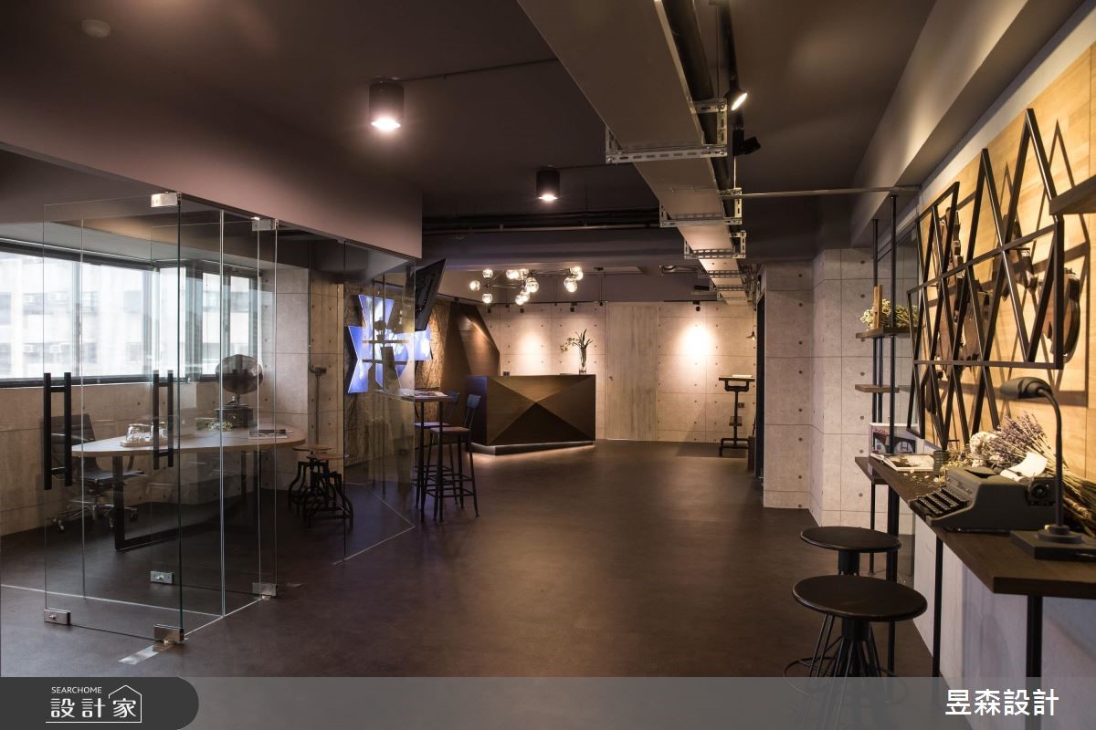 中古屋改造商辦空間,設計師以 Loft 風作為基底,營造
