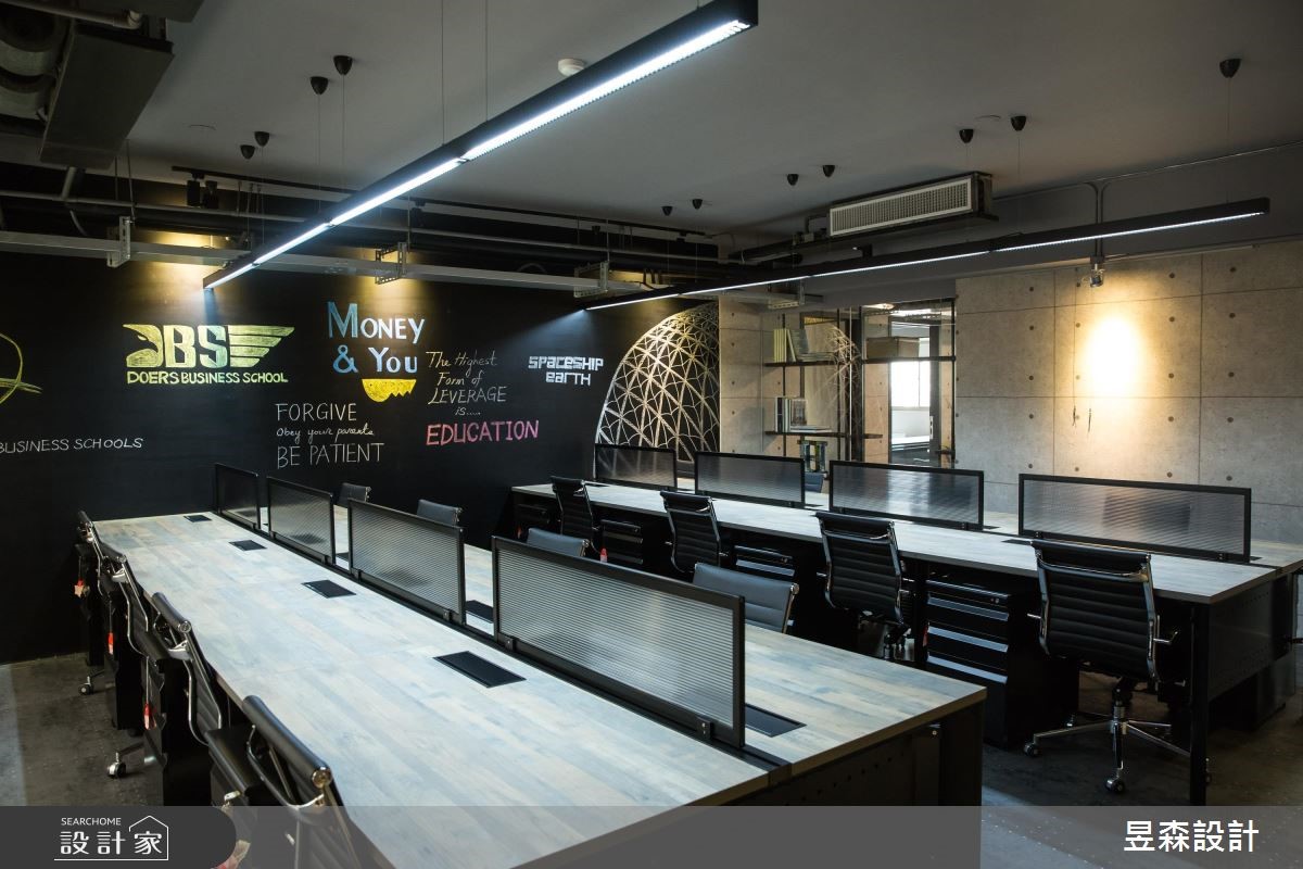 中古屋改造商辦空間,設計師以 Loft 風作為基底,營造