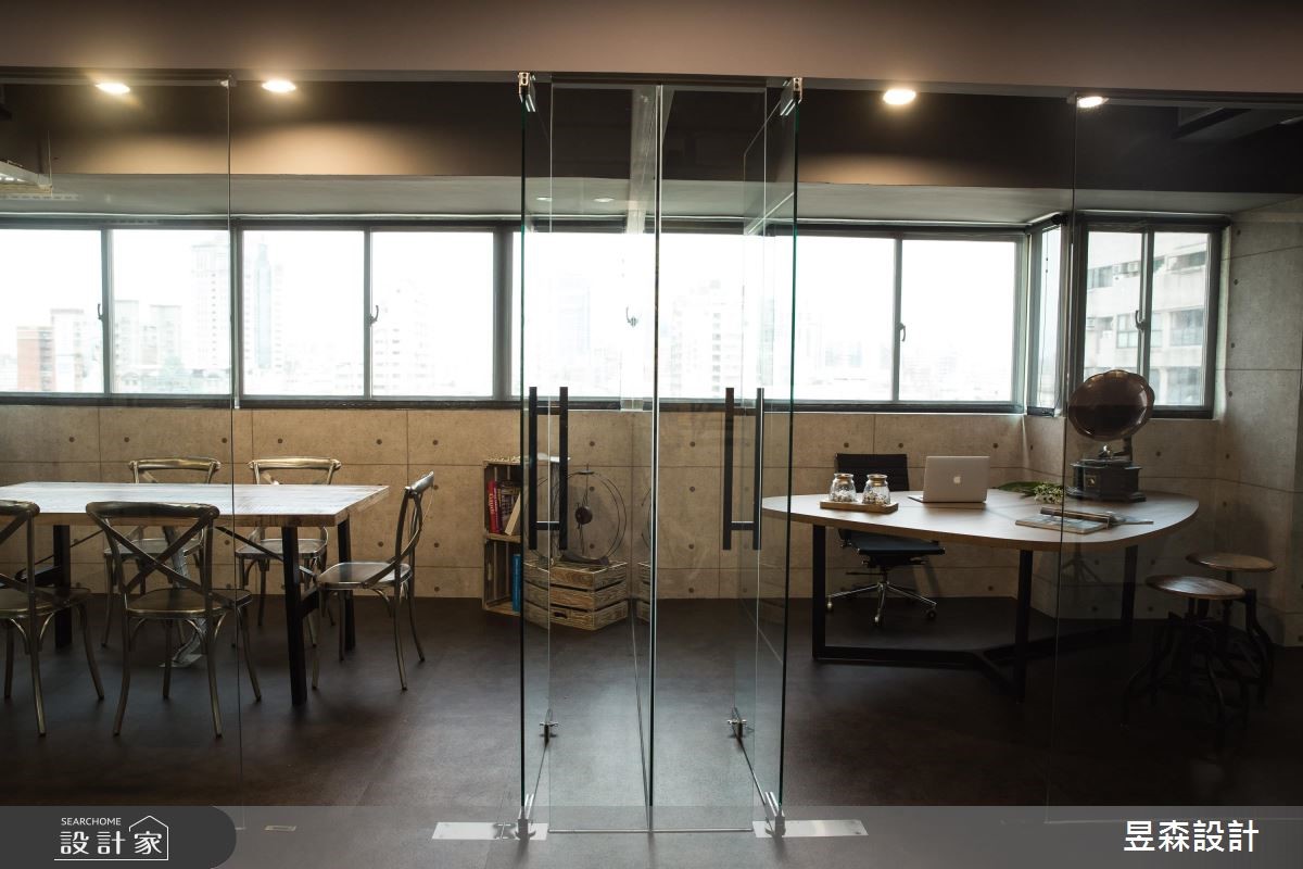 中古屋改造商辦空間,設計師以 Loft 風作為基底,營造