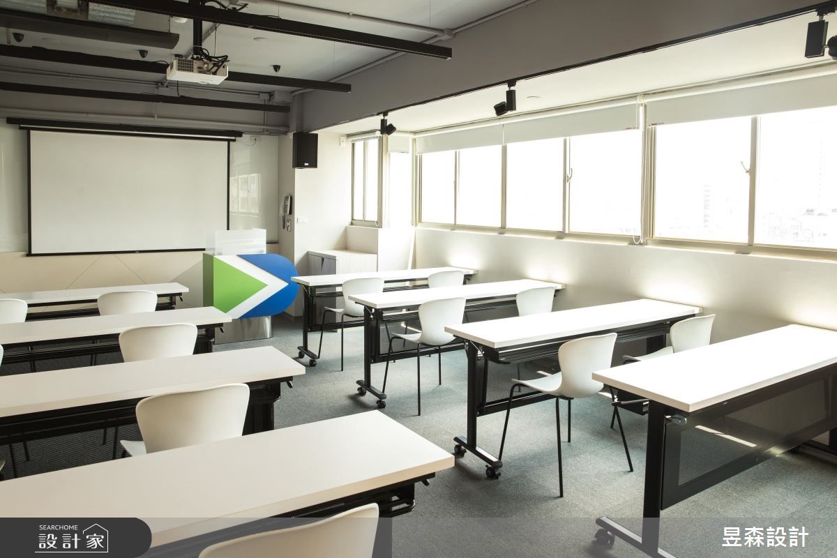 中古屋改造商辦空間,設計師以 Loft 風作為基底,營造