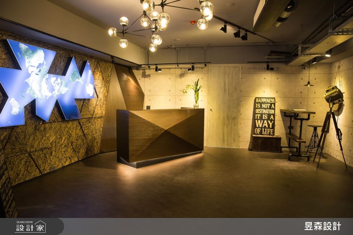 中古屋改造商辦空間,設計師以 Loft 風作為基底,營造