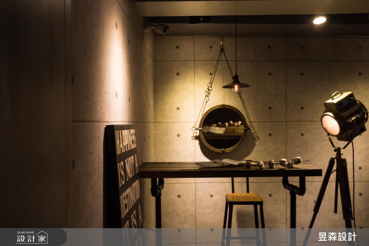 中古屋改造商辦空間,設計師以 Loft 風作為基底,營造