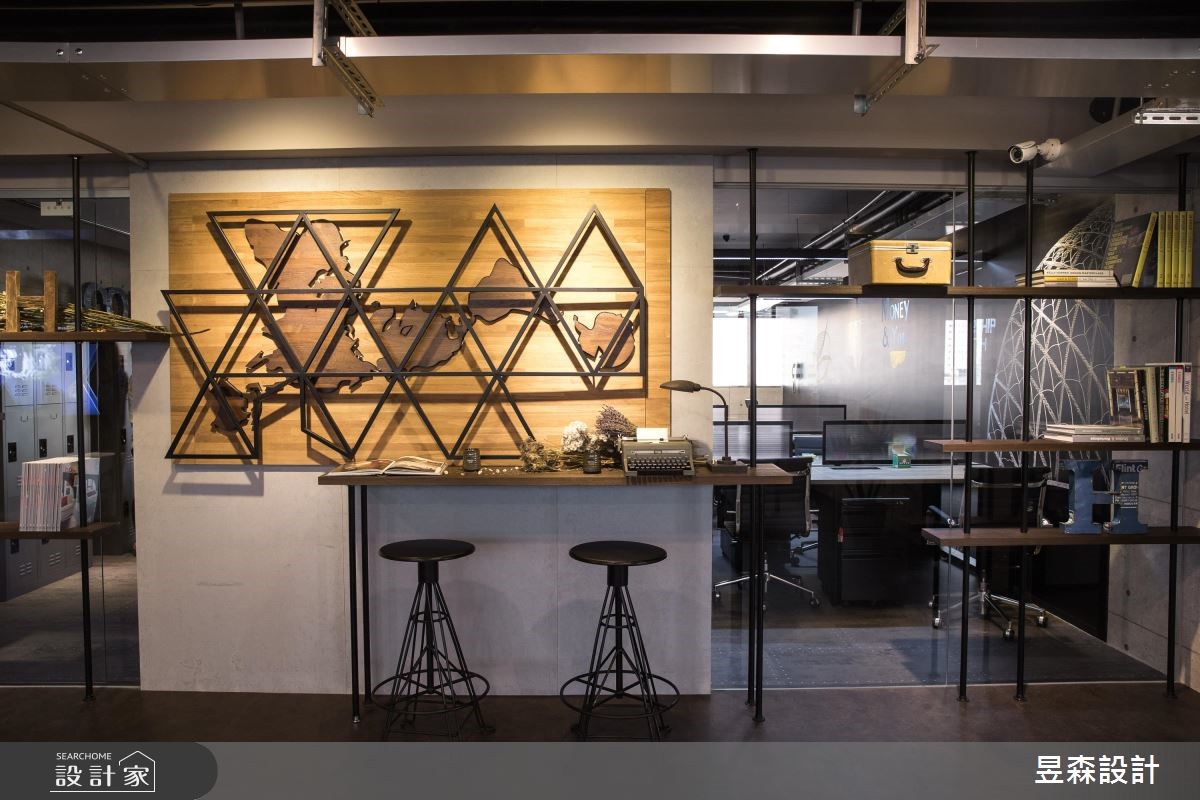 中古屋改造商辦空間,設計師以 Loft 風作為基底,營造