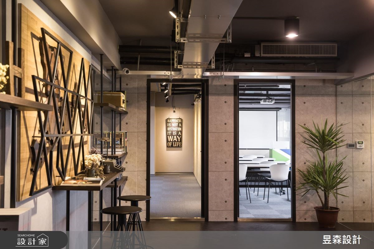 中古屋改造商辦空間,設計師以 Loft 風作為基底,營造