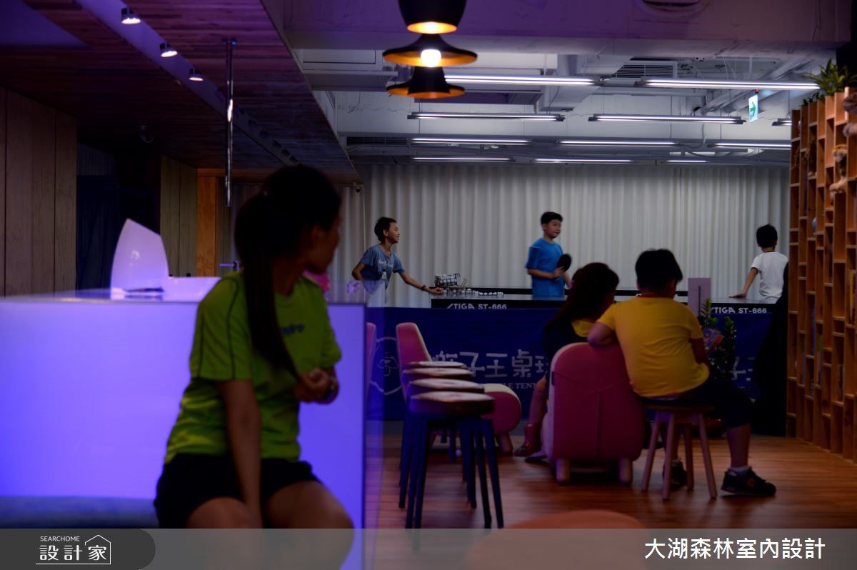 此案為桌球運動教室,讓工業風的自然無華與獨特風格妝