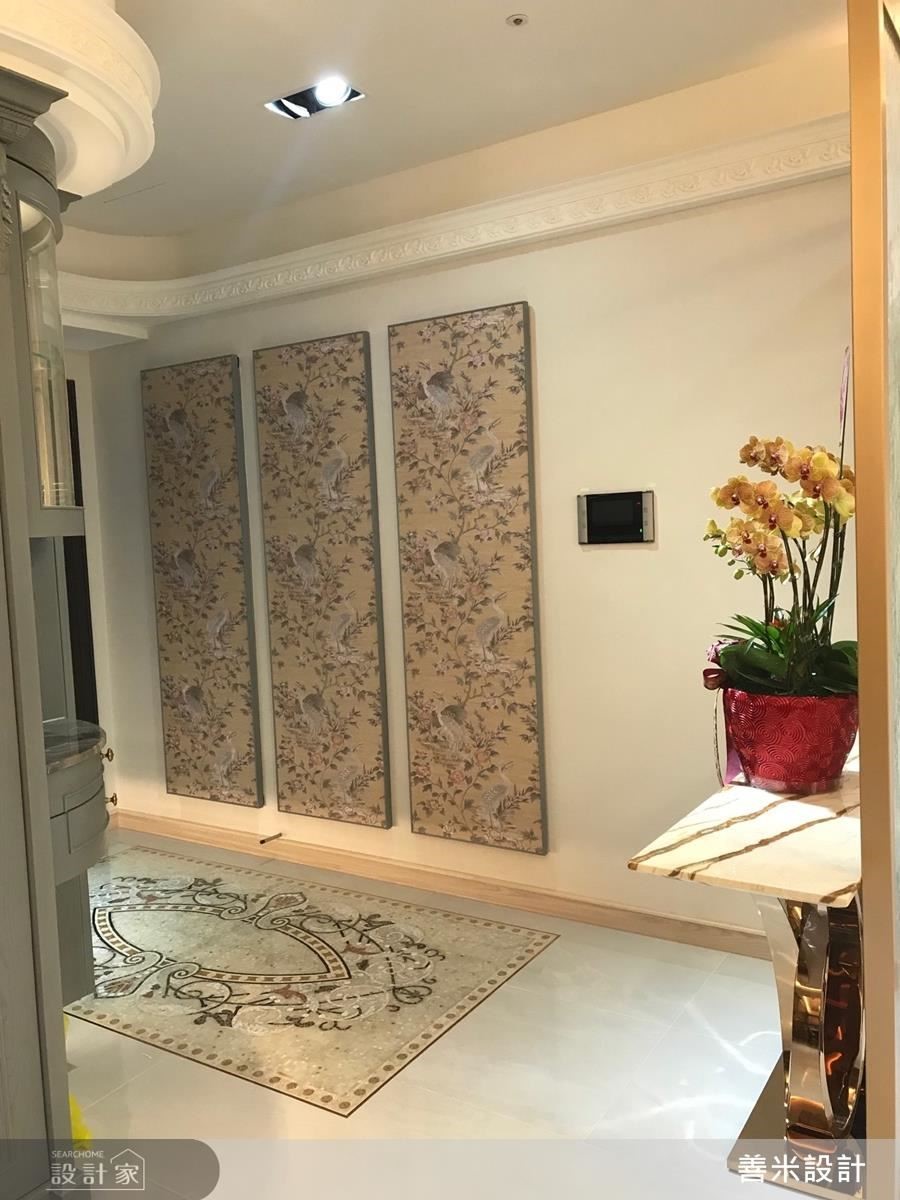 進門玄關在馬賽克圖騰與三幅古典花紋畫框的鋪設下,既氣派又討喜。 進門玄關在馬賽克圖騰與三幅古典花紋畫框的鋪設下,既氣派又討喜。