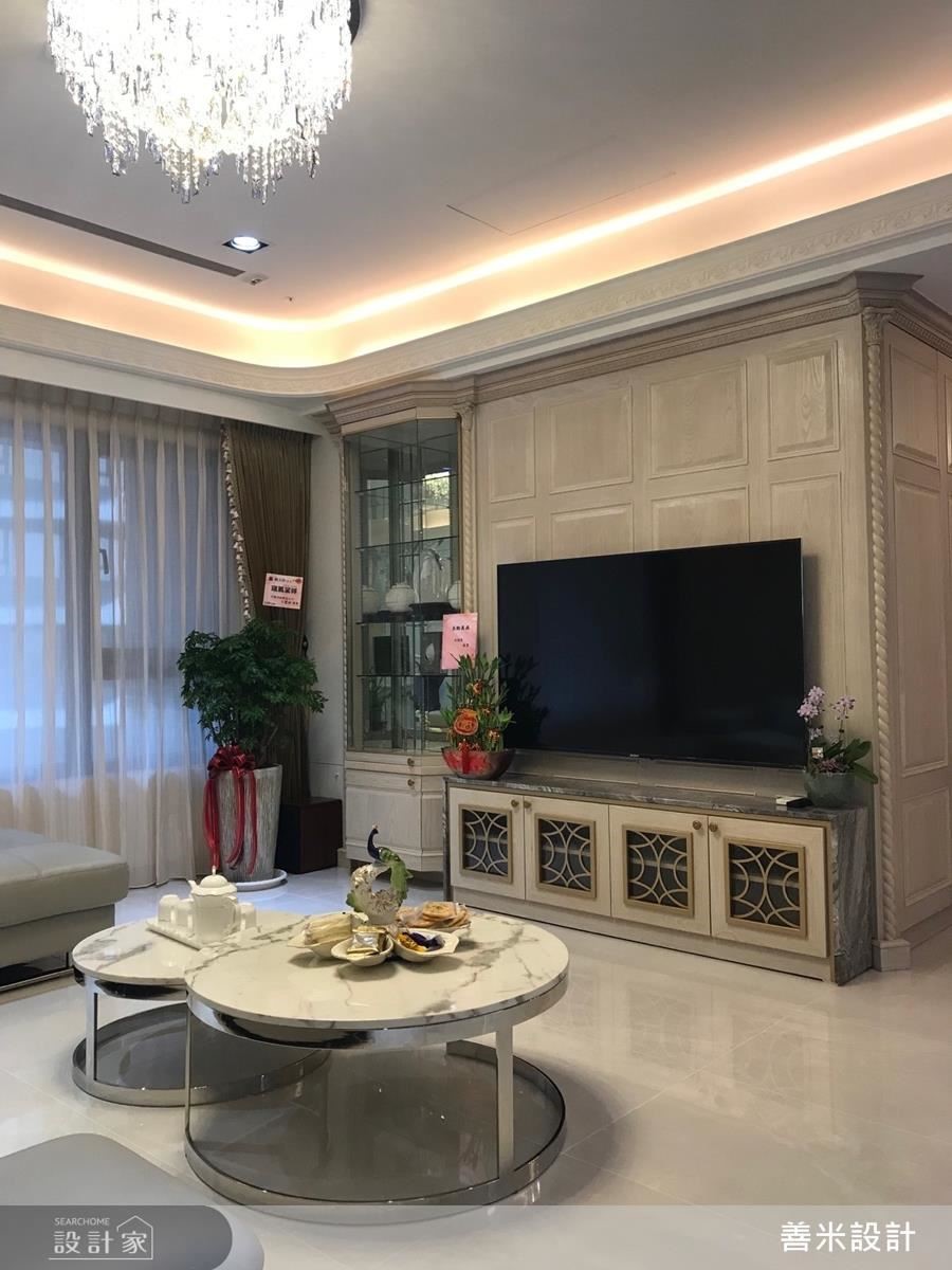 客廳電視櫃以大理石與金屬飾條的交織手法創造絕佳視覺造型,一旁透明展示櫃還可陳列屋主的精緻收藏,精確掌握機能美感。 客廳電視櫃以大理石與金屬飾條的交織手法創造絕佳視覺造型,一旁透明展示櫃還可陳列屋主的精緻收藏,精確掌握機能美感。