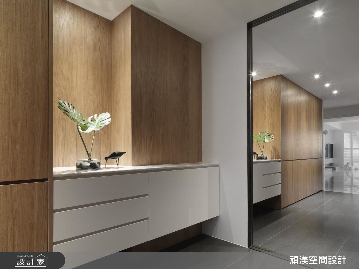 60 坪的空間原為毛胚屋,遇到玄關坪數大於廚房的領域