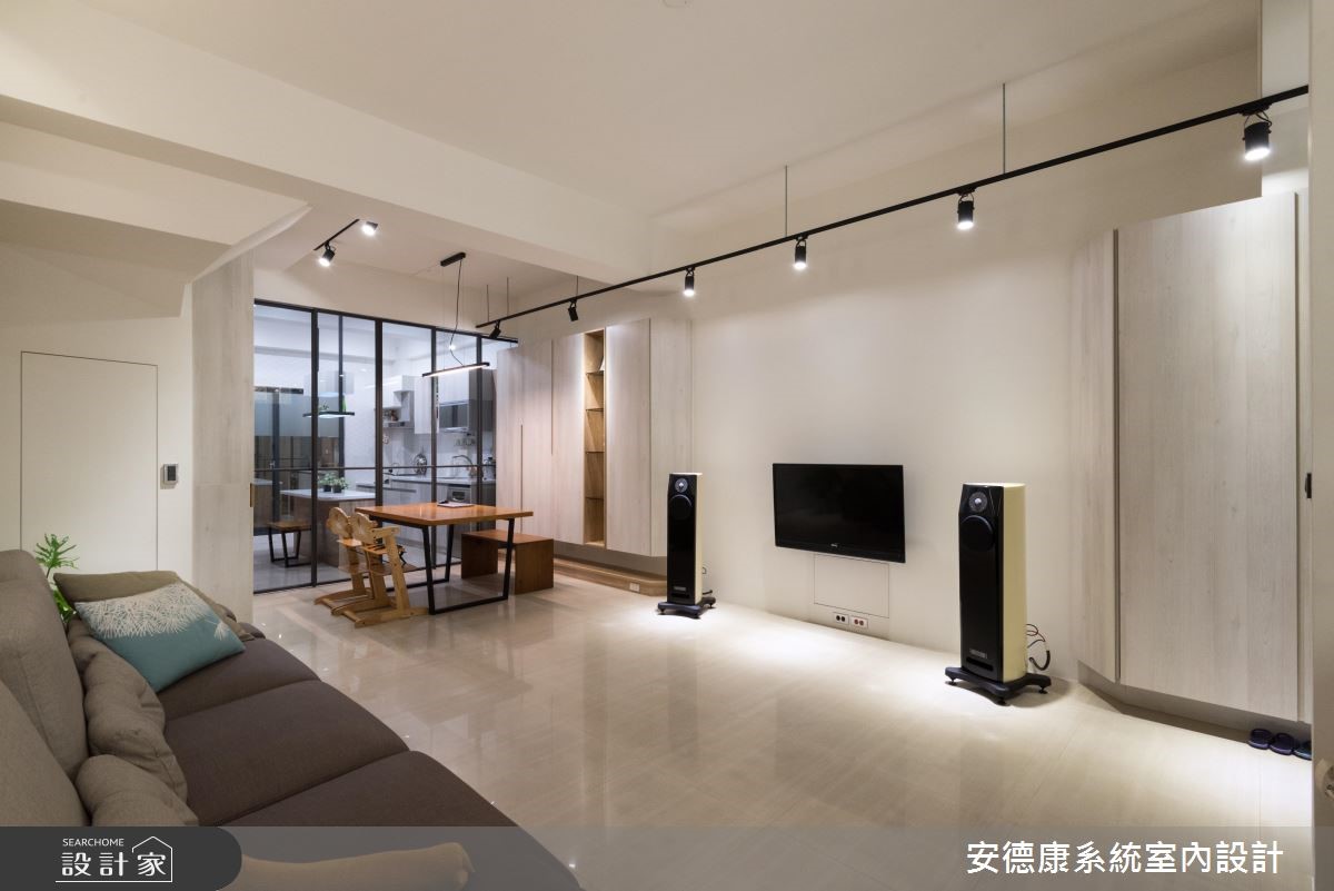 狹長的中古屋格局裡,面臨屋況老舊等問題,設計師為了