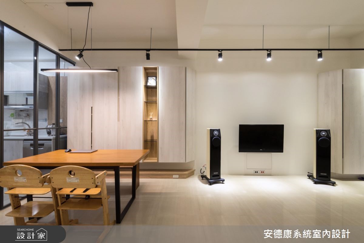 狹長的中古屋格局裡,面臨屋況老舊等問題,設計師為了