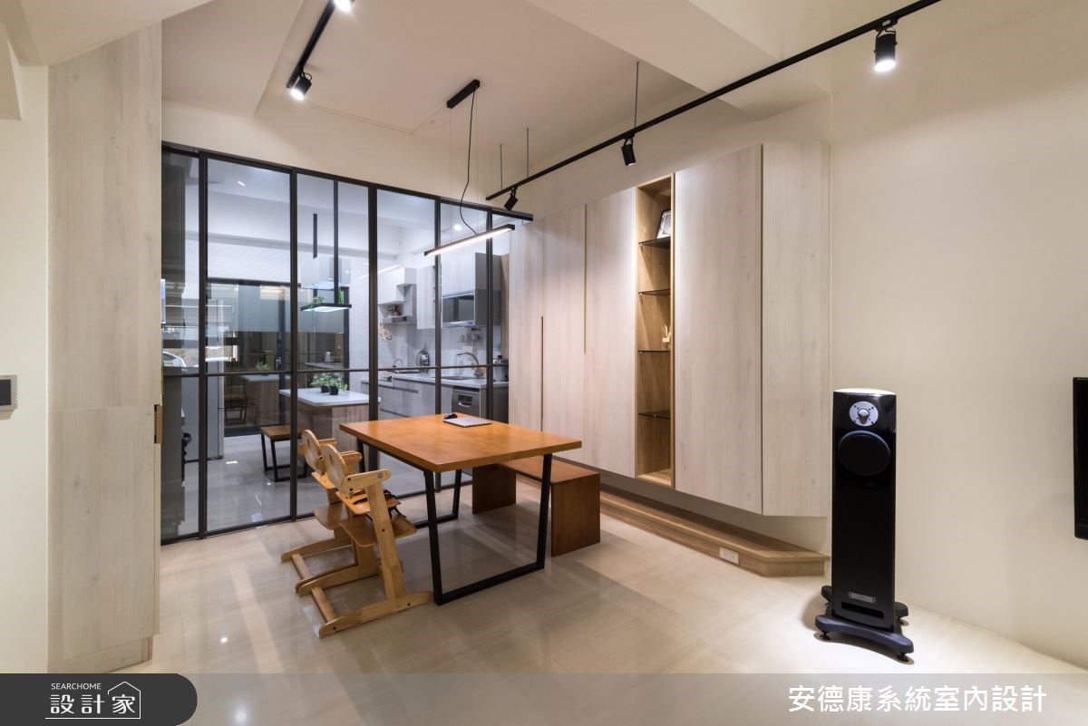 狹長的中古屋格局裡,面臨屋況老舊等問題,設計師為了