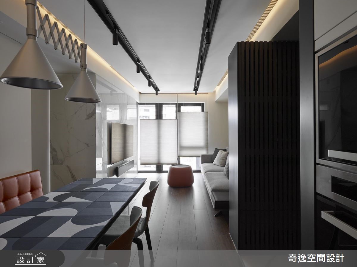 20 坪的長型屋,設計師扭轉格局劣勢,透過聰明的機能