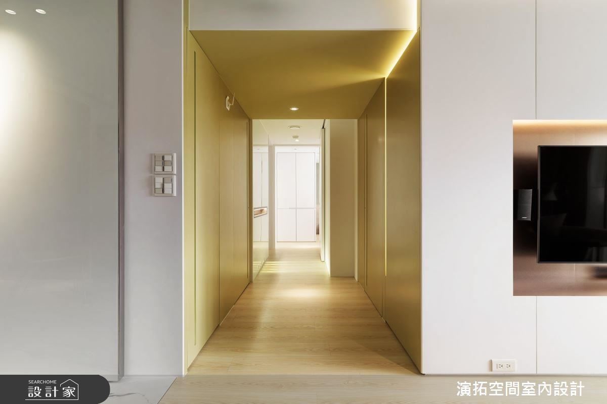 廊道中引入無障礙緩坡設計,以合乎公共設施規範的走道寬度、搭配扶手照明,為長輩營造友善體貼居家環境。 廊道中引入無障礙緩坡設計,以合乎公共設施規範的走道寬度、搭配扶手照明,為長輩營造友善體貼居家環境。