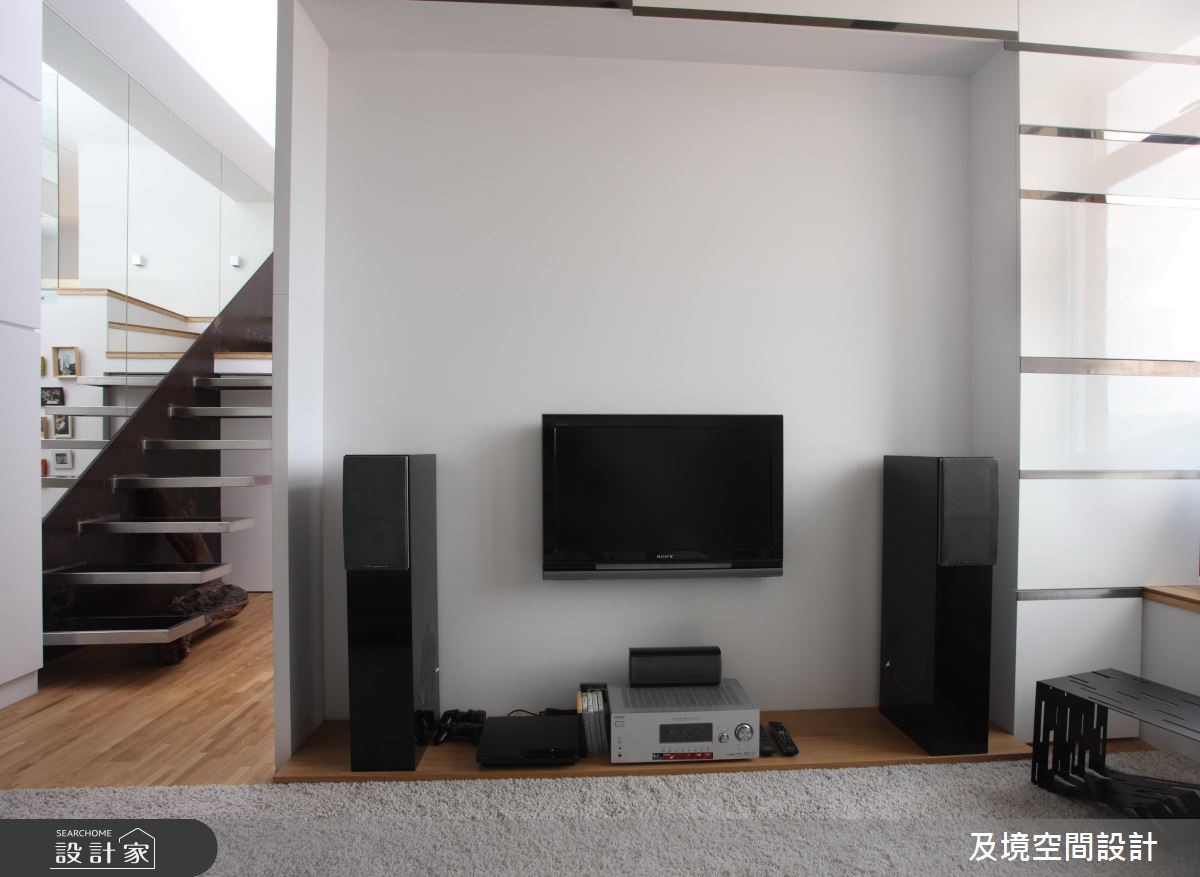 及境空間設計善用 13 坪 20 年老屋的挑高優勢,重新打