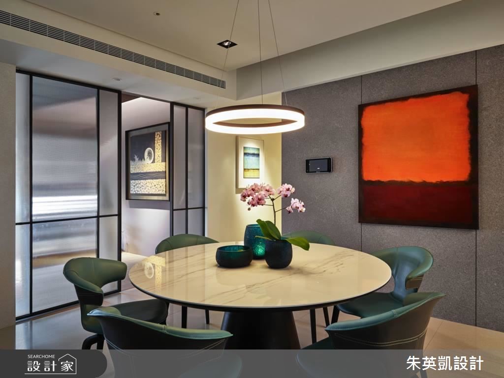 由於餐廳位置導致光線不足,設計師便利用多功能室玻璃拉門,將光線引入,恢復餐廳明亮面容。 由於餐廳位置導致光線不足,設計師便利用多功能室玻璃拉門,將光線引入,恢復餐廳明亮面容。