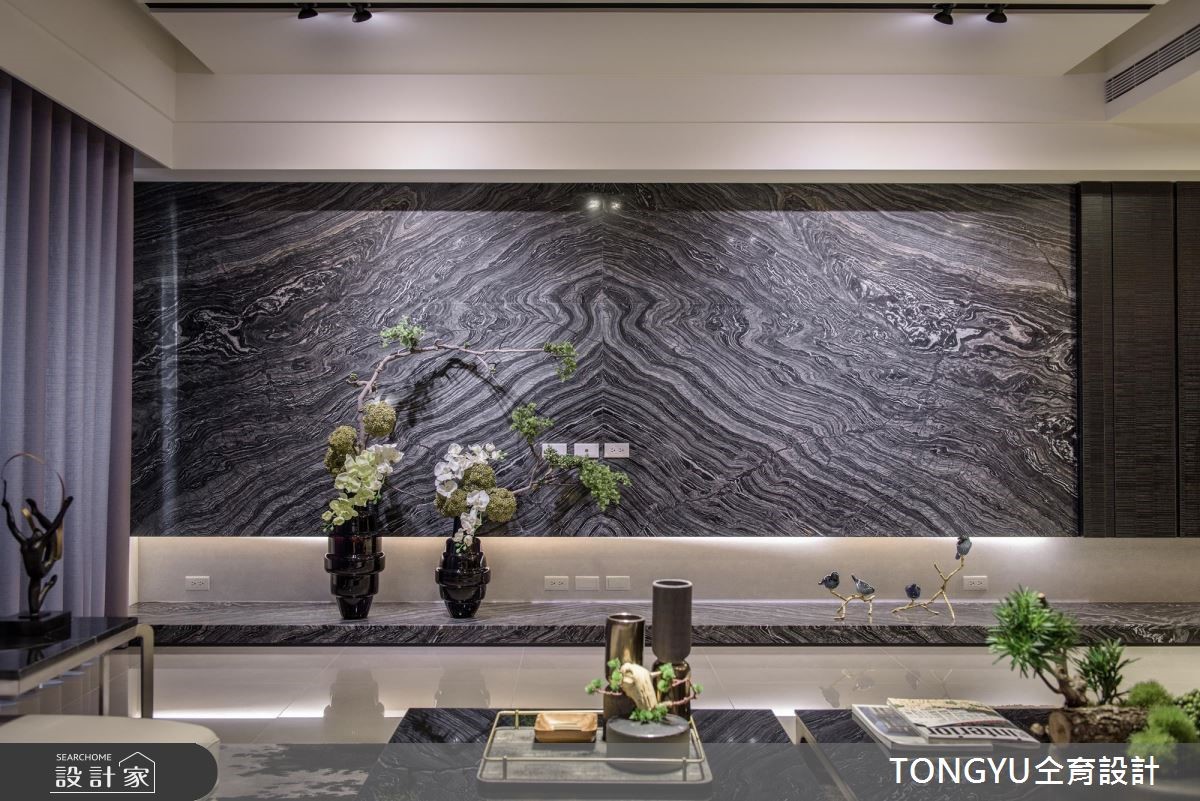 70 坪現代風大宅,以木紋石材與大理石紋定調主視覺,