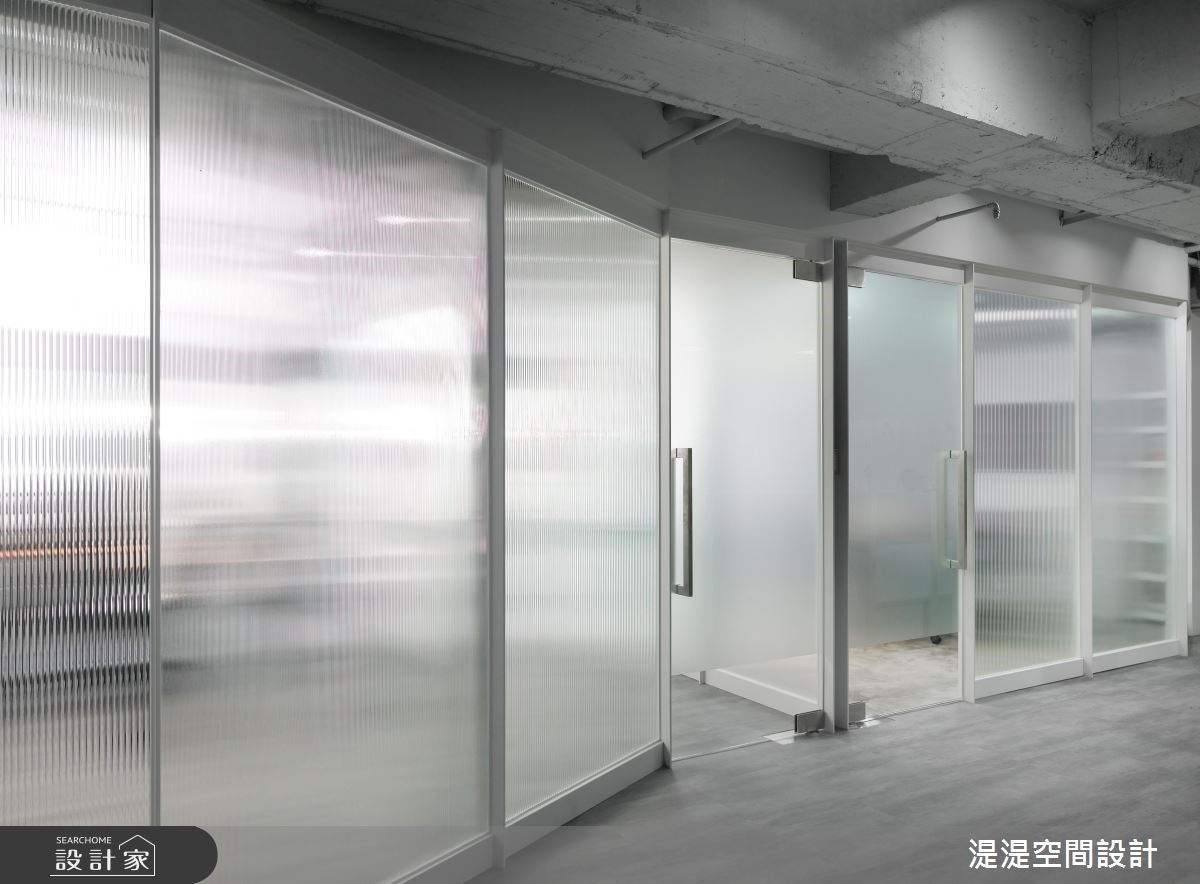 40 坪現代風空間 ,設計師在一個月內的施工期限內,透